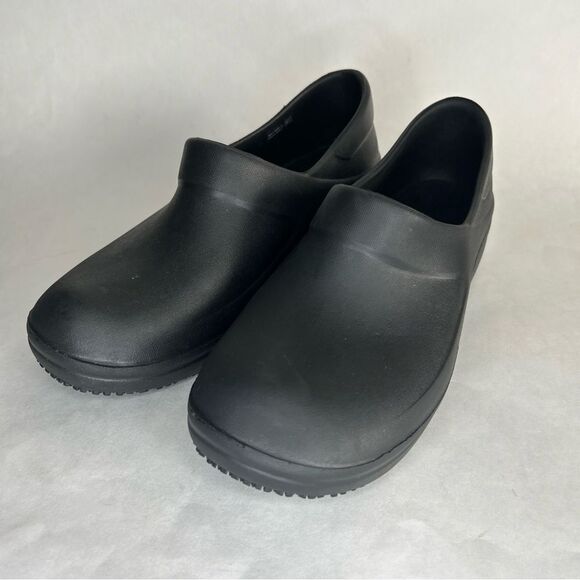 Crocs Women's Size 9 US Clogs Black Slip Resistant Work Shoes - Picture 1 of 9